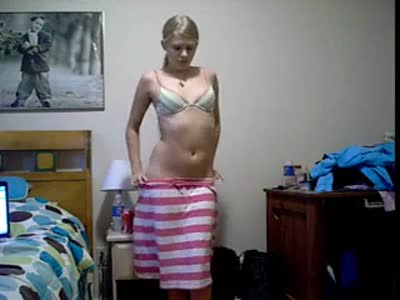 Teen twerking in home webcam strip 